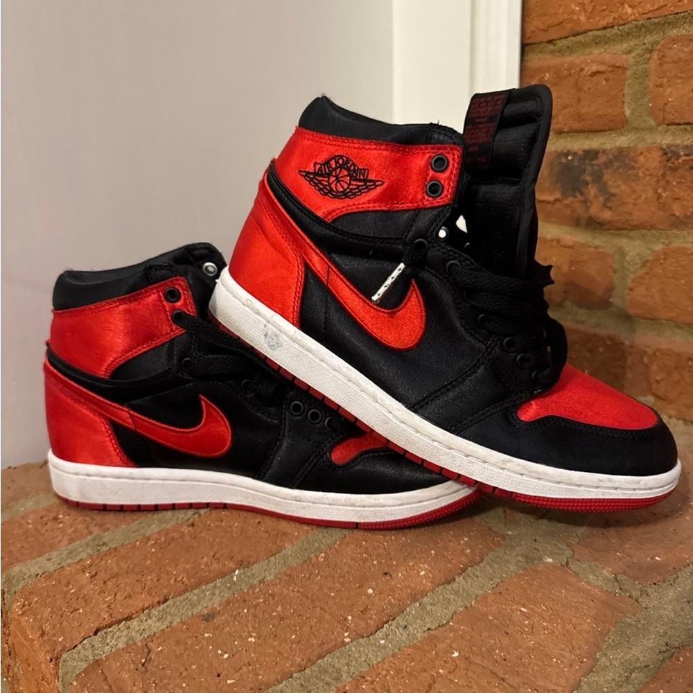 Nike Women's Red and Black Athletic Shoes
